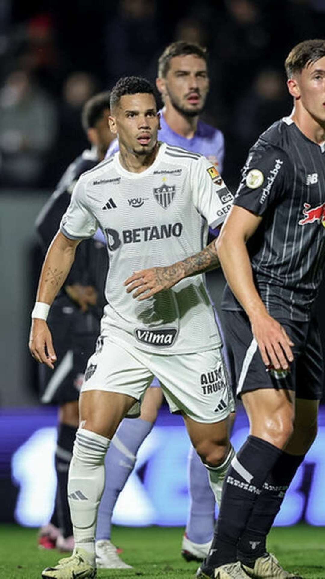 Atlético vira para cima do Bragantino e sobe na tabela do Brasileirão