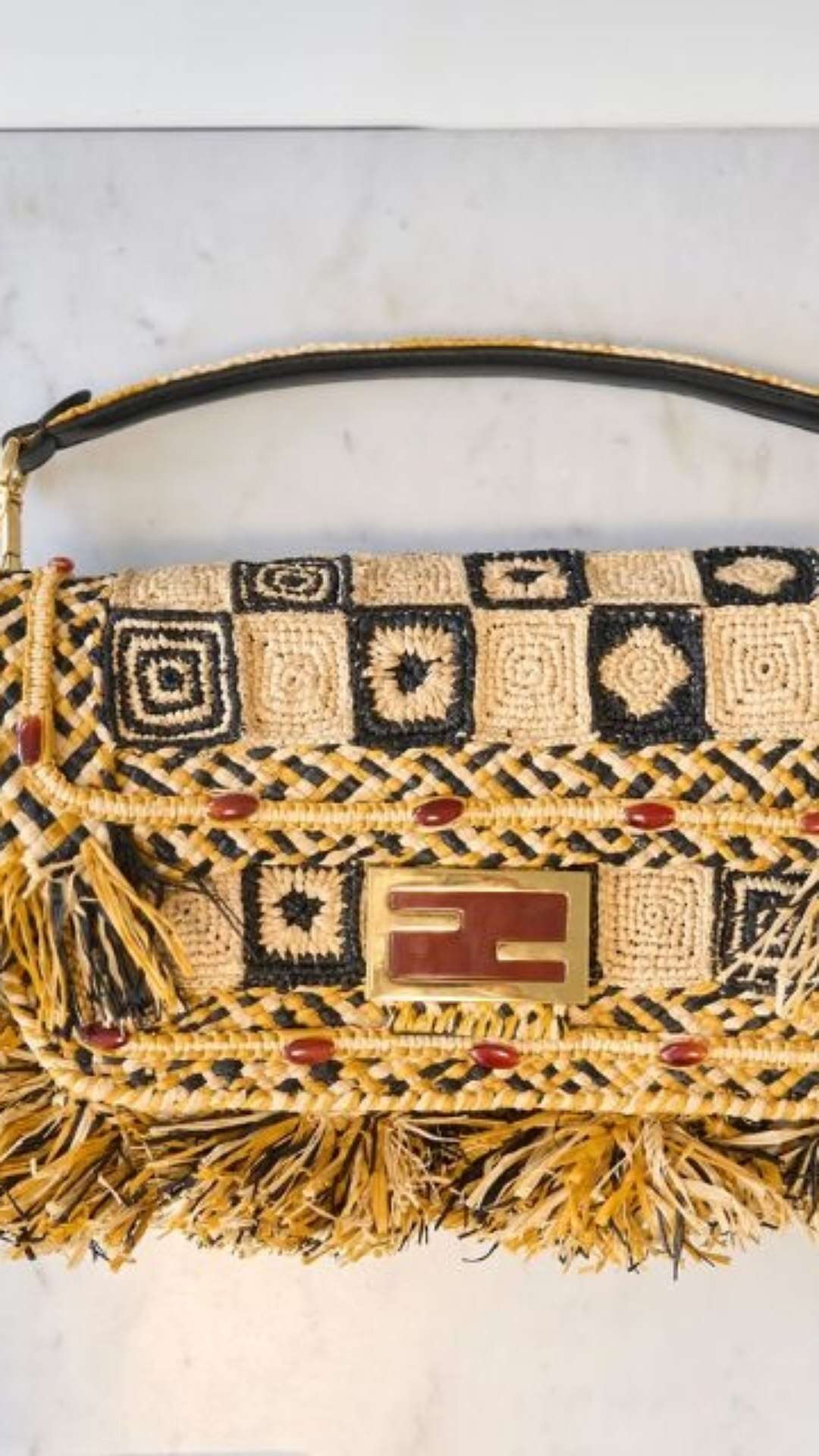 Fendi lança Baguette Hand in Hand com artesãos de Madagascar e Escócia