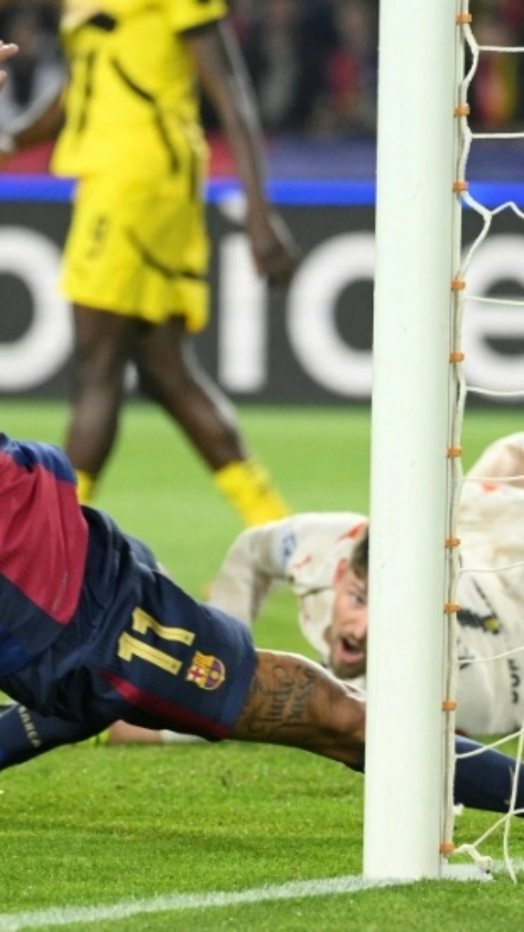 Com gol de Raphinha, Barça goleia Dortmund (4-0) e coloca um pé nas semis da Champions
