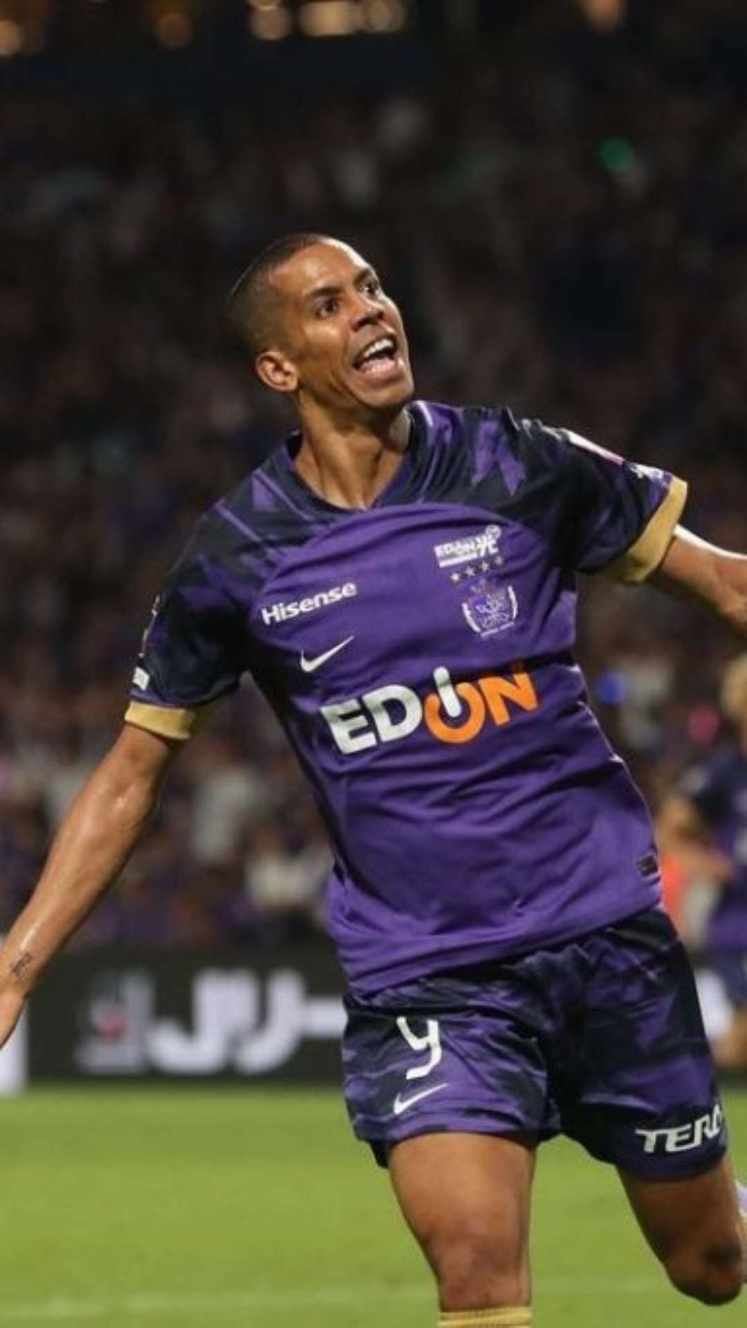 Atacante brasileiro Douglas Vieira vive a expectativa de vencer a J1 League, no Japão