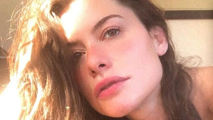 Alinne Moraes posta foto nua na praia e ganha elogios: 