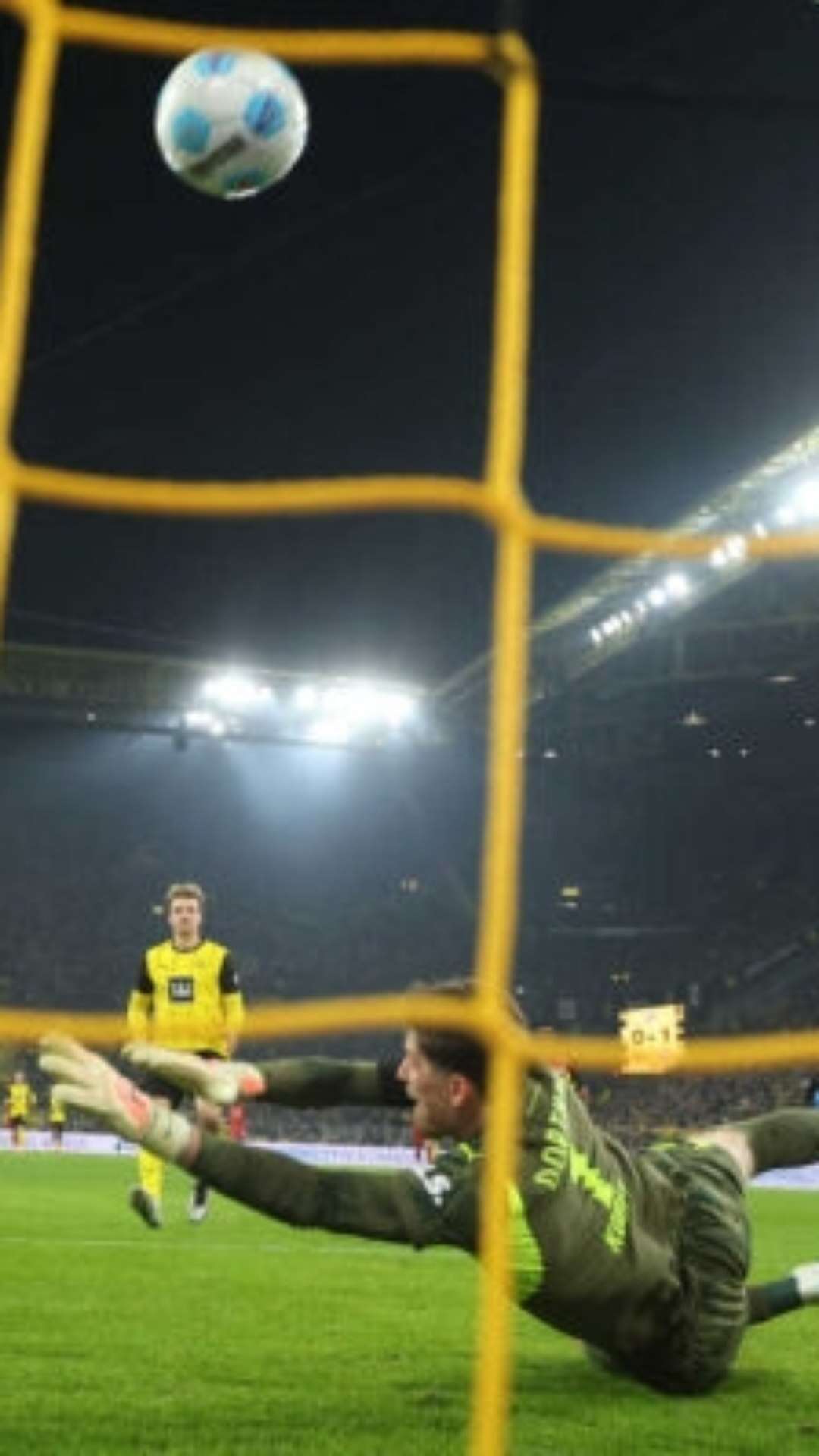 Leverkusen vence Dortmund, fora de casa, e cola no líder Bayern