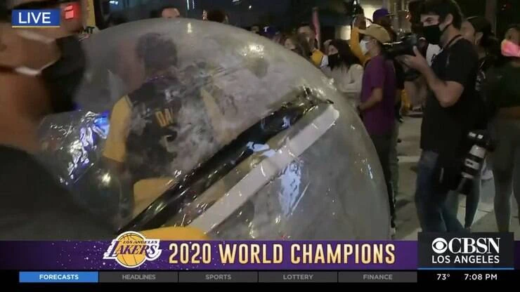 Nem pandemia segura! Torcedor dos Lakers celebra título em bolha de proteção