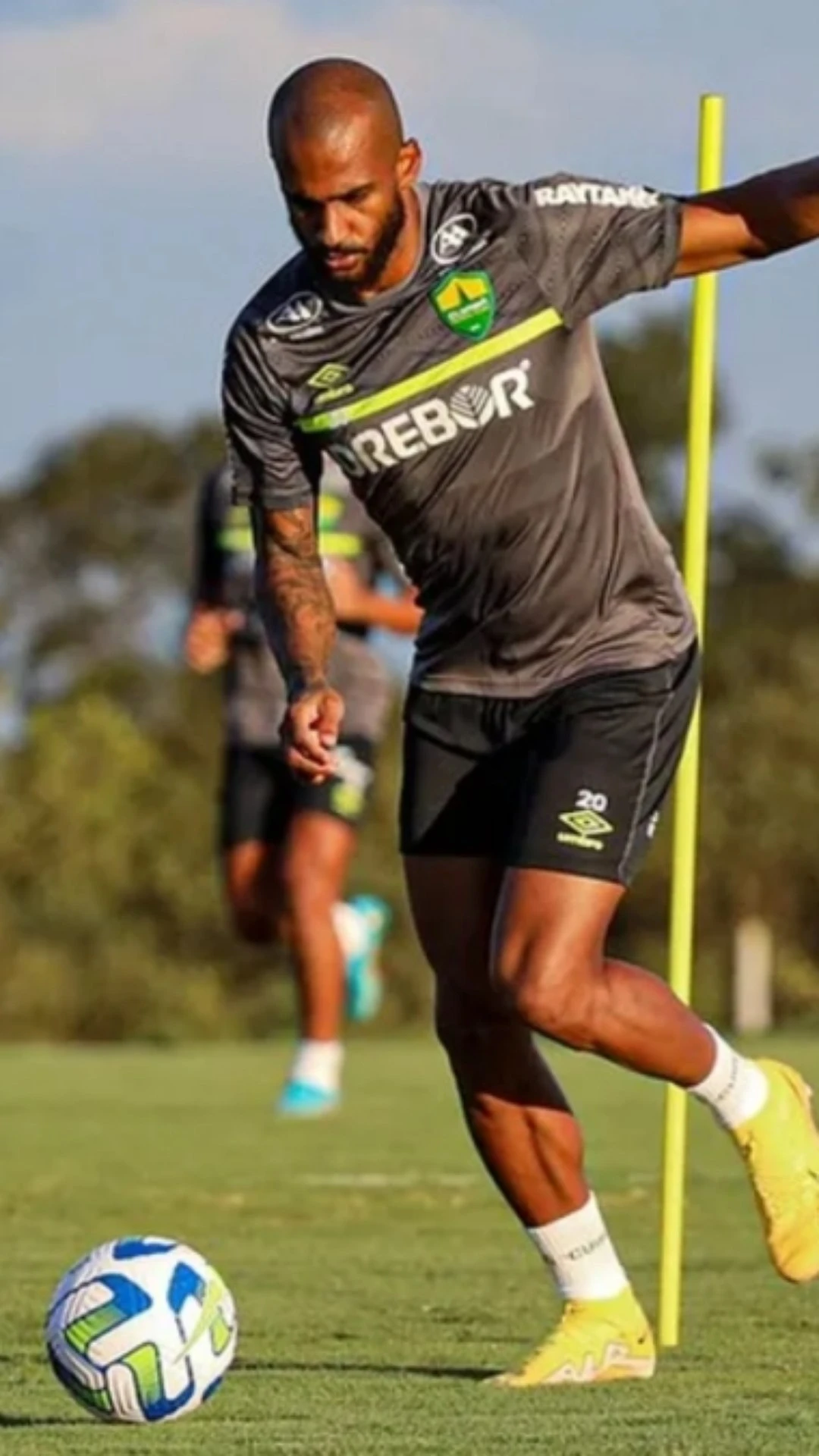 Vitória acerta contratação do lateral Patric Calmon, ex-Cuiabá