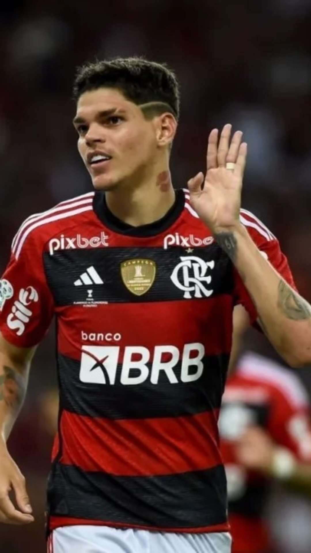 Ayrton Lucas é mais um desfalque do Flamengo para enfrentar o Grêmio