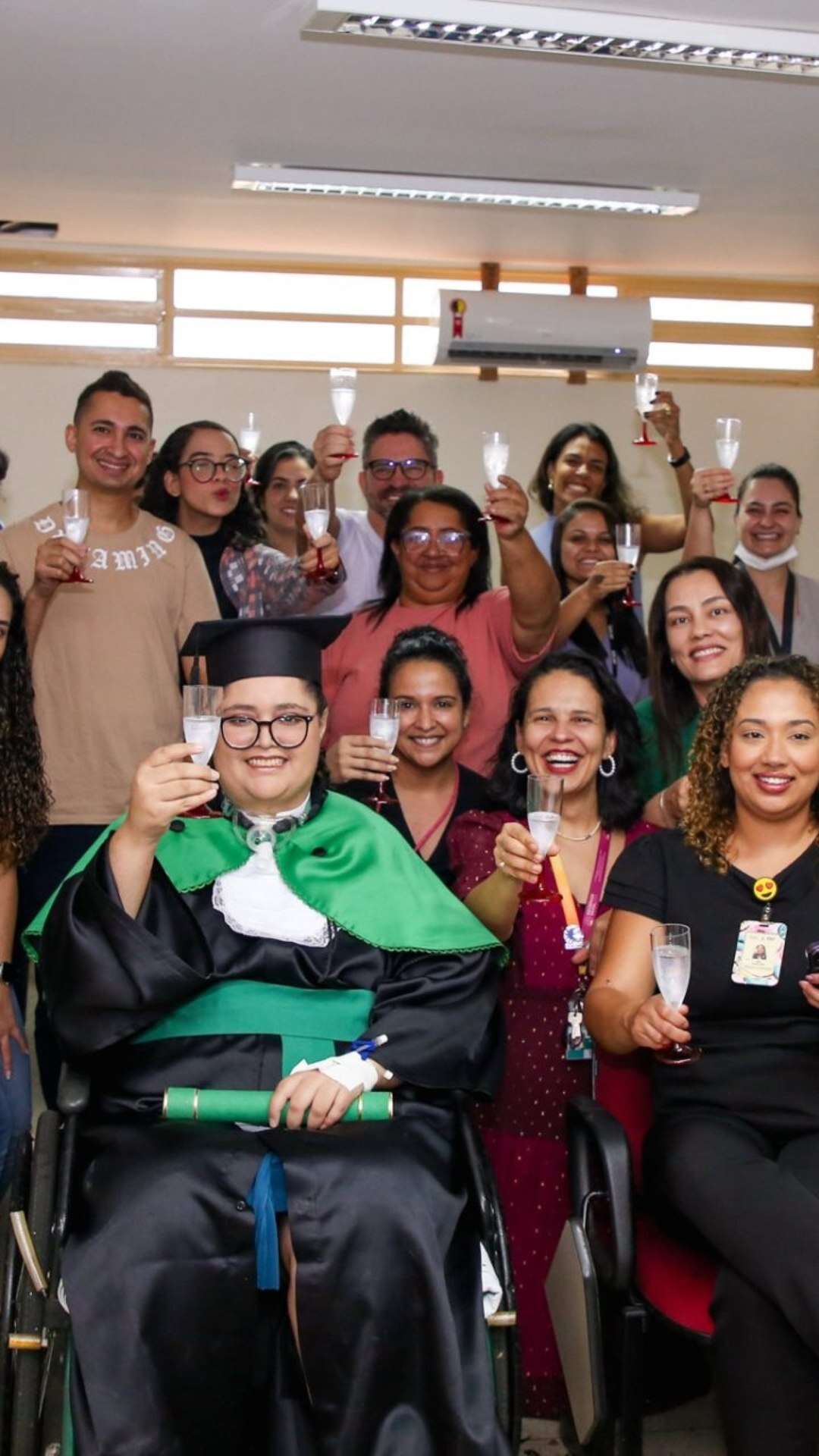 Internada, paciente cola grau no Hospital Regional de Ceilândia