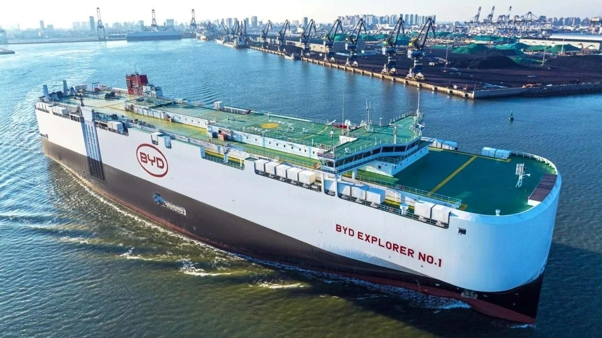 Navio com mais de 5 mil carros elétricos da BYD desembarca no Brasil