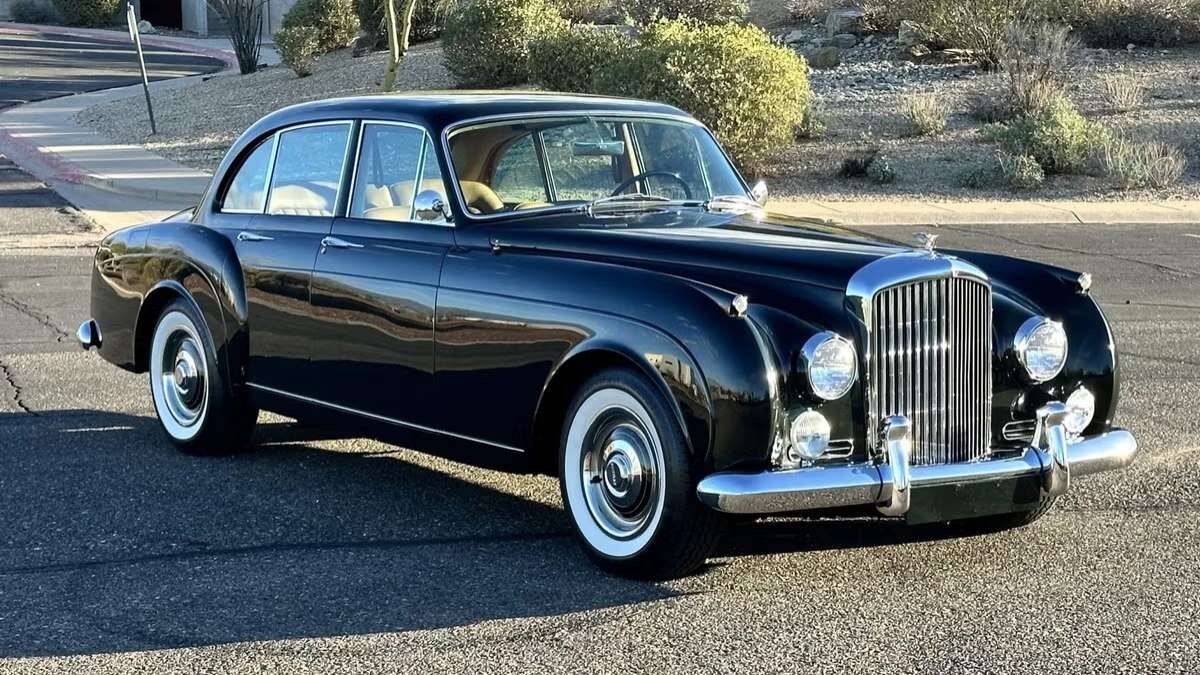 O Bentley do famoso cineasta Alfred Hitchcock está à venda