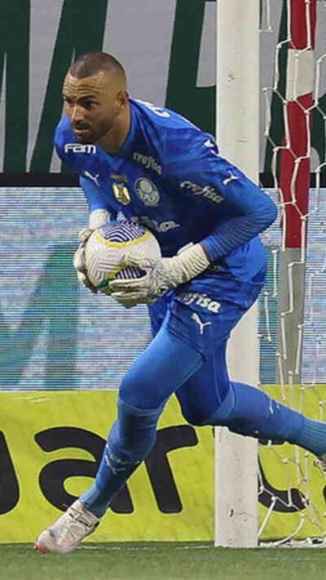 Weverton revela uso de remédio para lidar com dores em vitória do Palmeiras: ‘Vamos ver no exame’