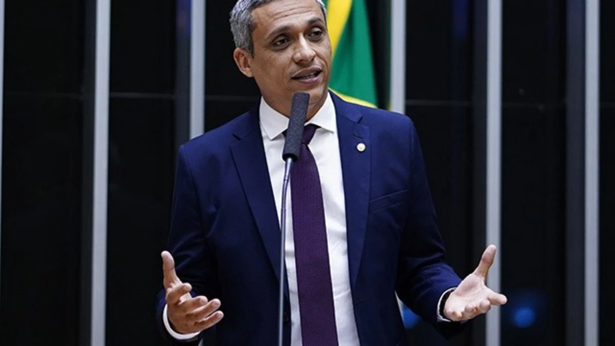 Deputado pressiona para tirar livro de vestibular e ABL se pronuncia