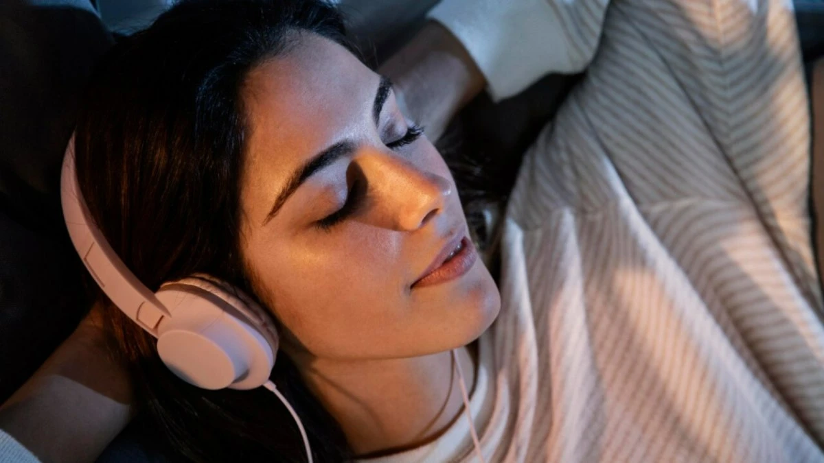 Dormir com fones de ouvido: hábito pode trazer riscos à saúde
