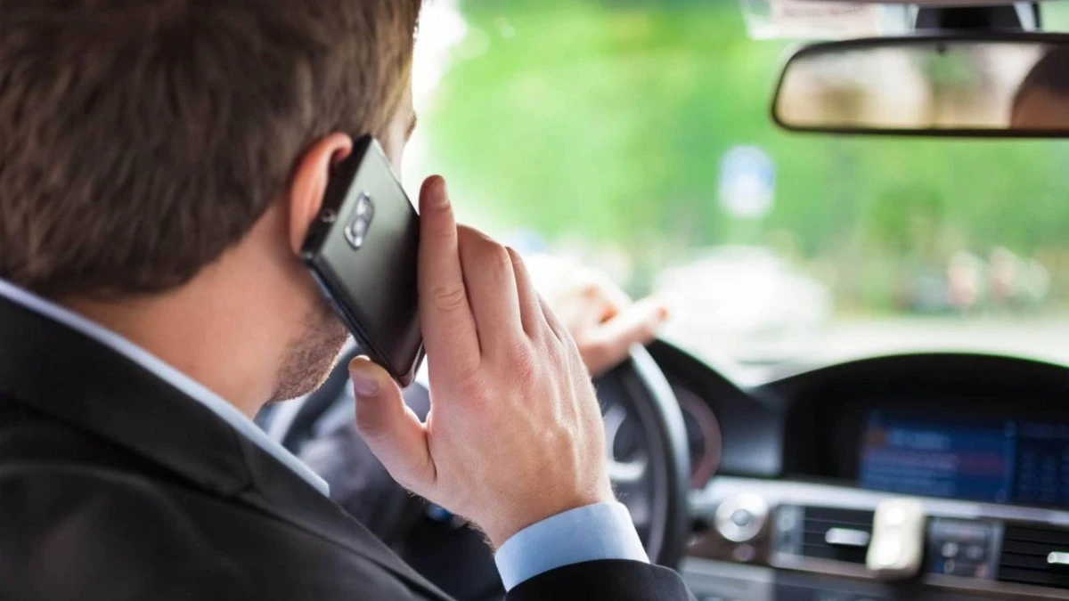 Uso do celular ao volante quadruplica risco de acidente
