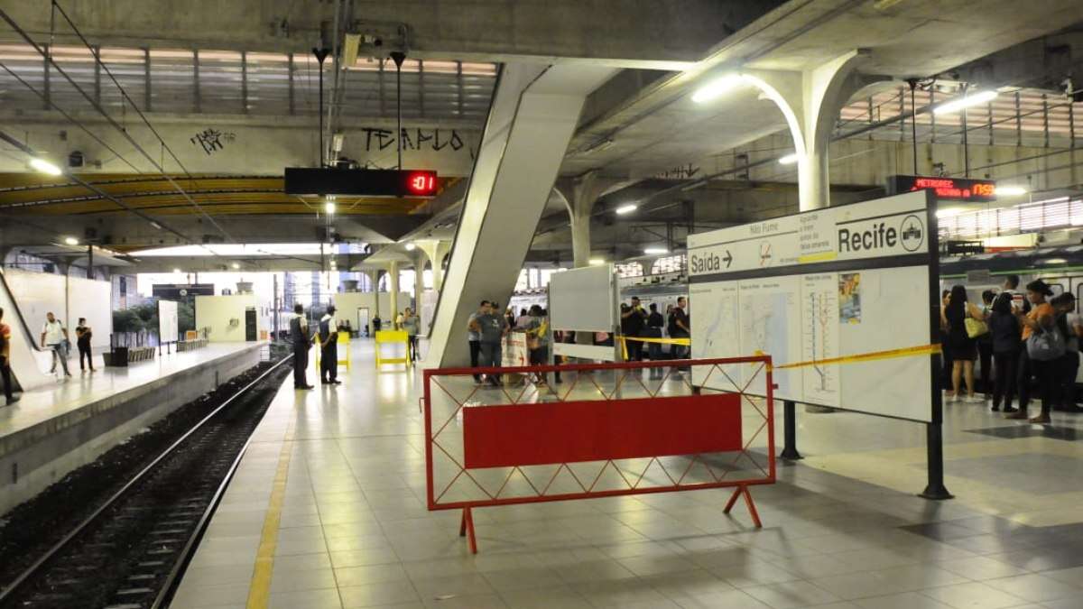 Idoso morre no metrô de Recife (PE) após cair da escada rolante