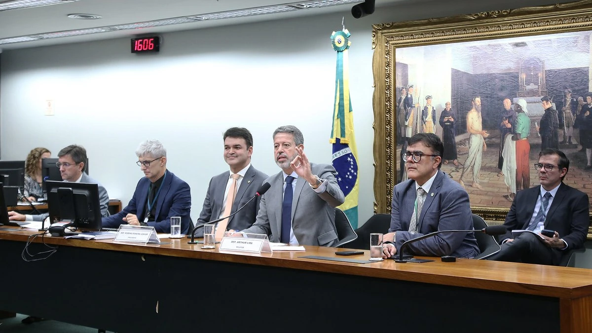 Lira propõe ampliar desconto do IR para baixa e média renda