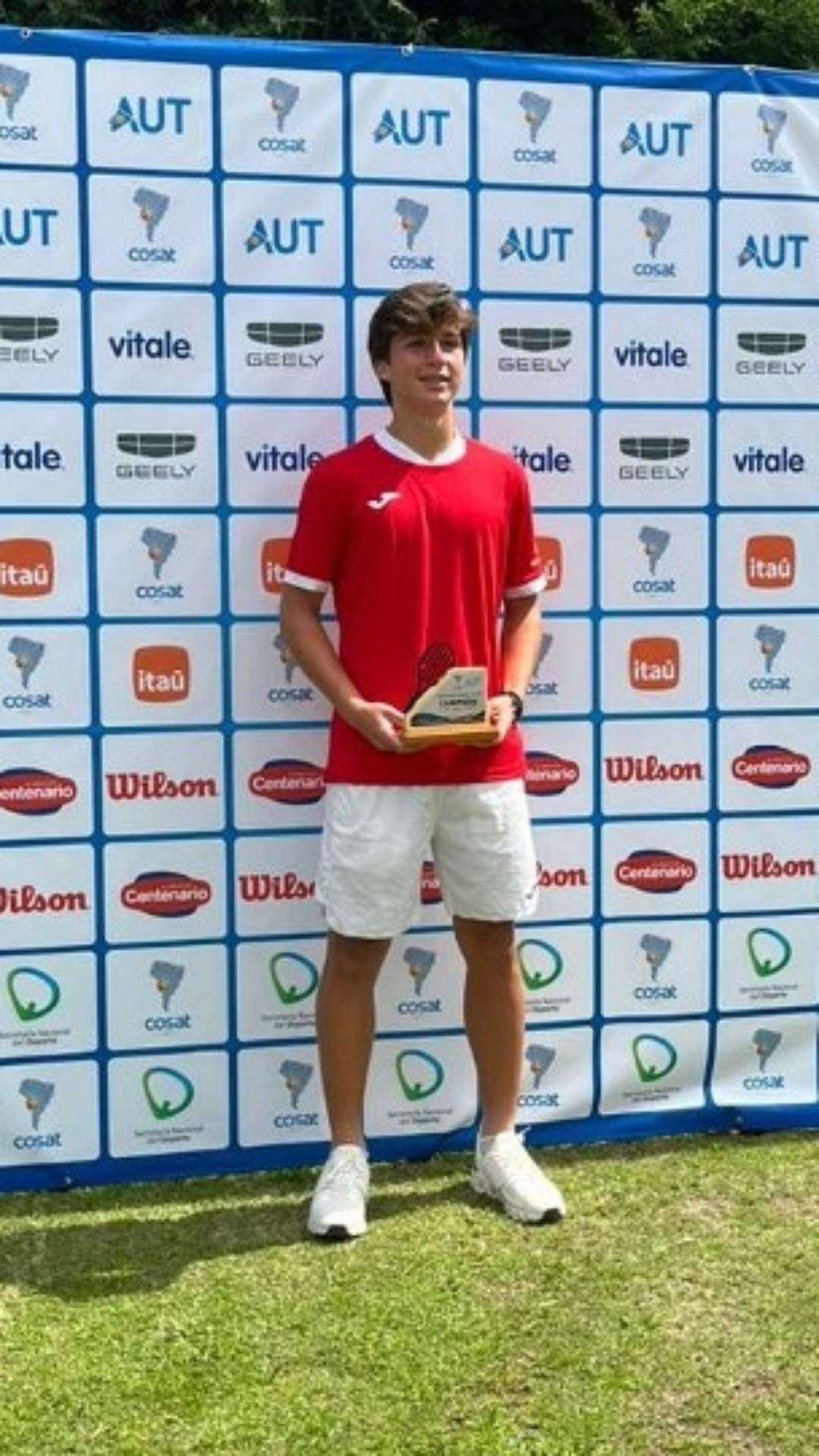 Leonardo Storck faz dobradinha e é campeão de simples e duplas em Punta del Este, no Uruguai