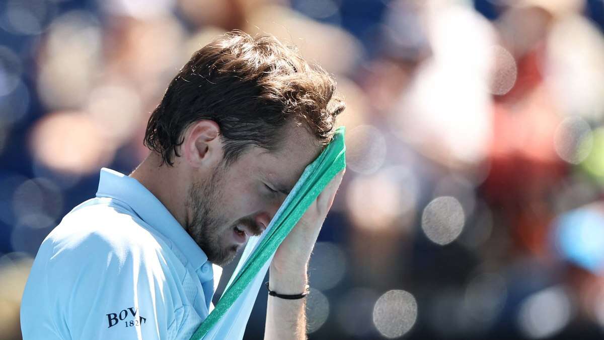 Medvedev quebra raquete no Australian Open e leva multa; assista