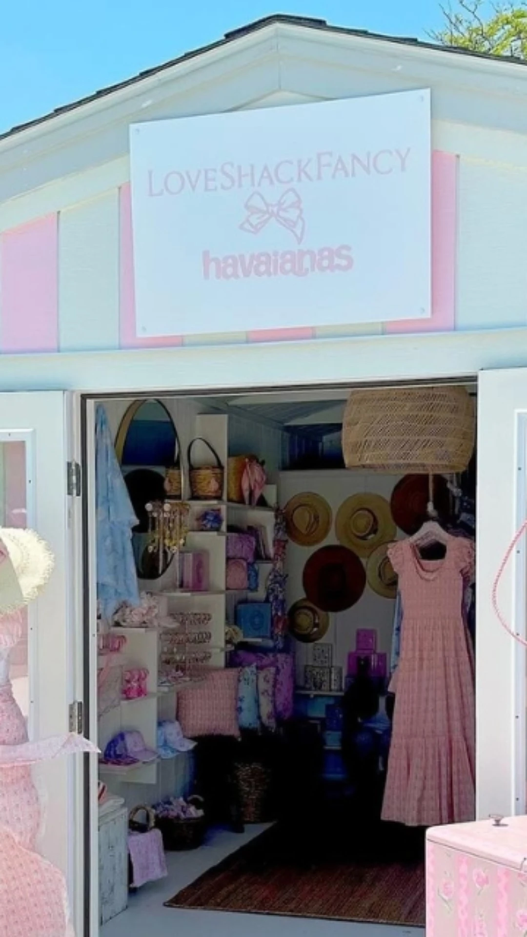 Havaianas e LoveShackFancy se unem em collab floral e romântica
