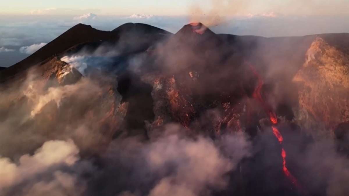 Vídeo: vulcão entra em erupção e explode com cascata de lava na Itália