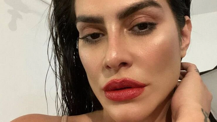 Cleo reclama de repressões por falar sobre sexo: 'Muita gente me demonizou'