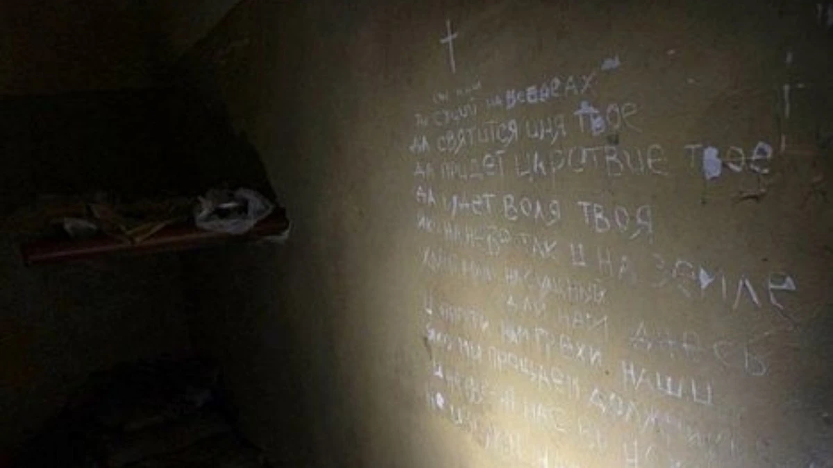 Ucranianos escreveram oração na parede de 'câmara de tortura' Russa