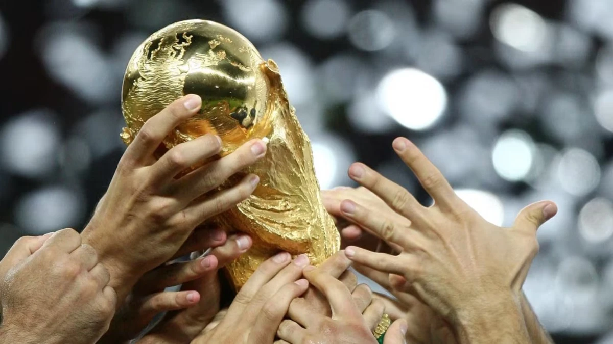 Quem pode encostar na taça da Copa do Mundo? Entenda