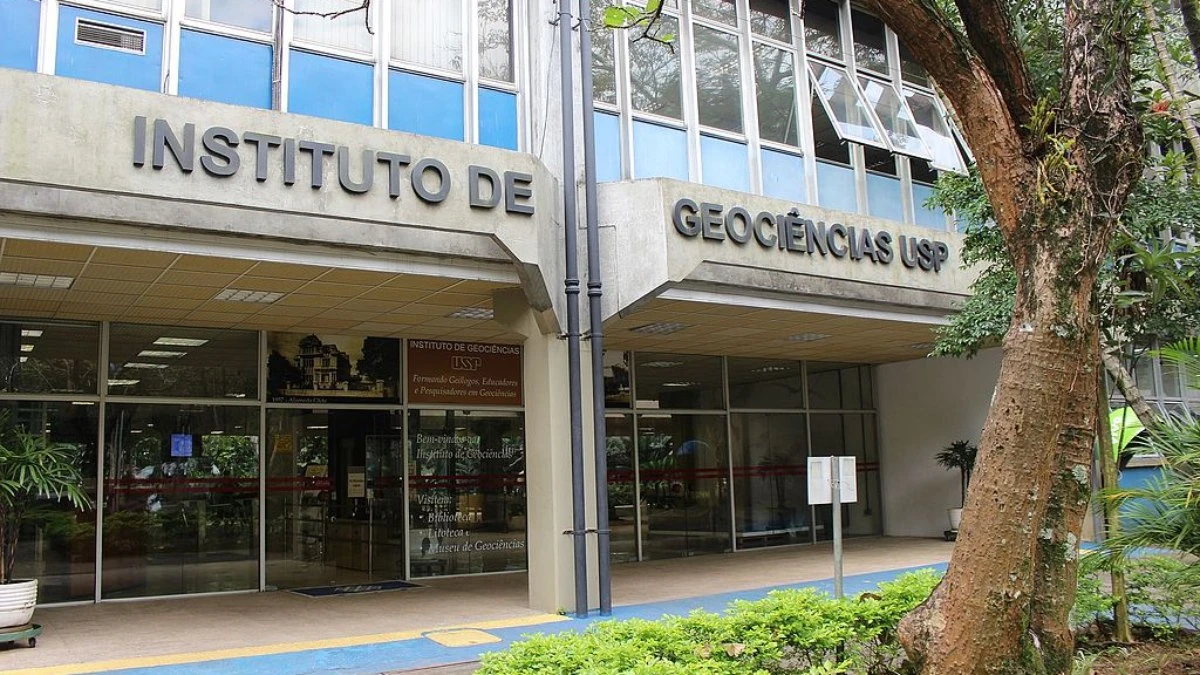 Professor da USP é afastado após entregar 