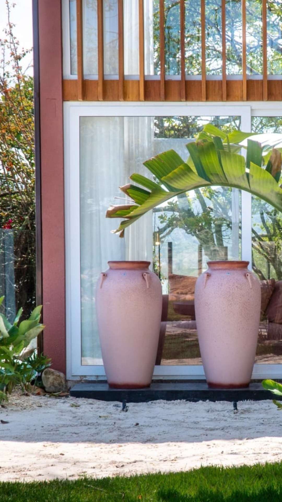 Como usar vasos na decoração e escolher o estilo ideal