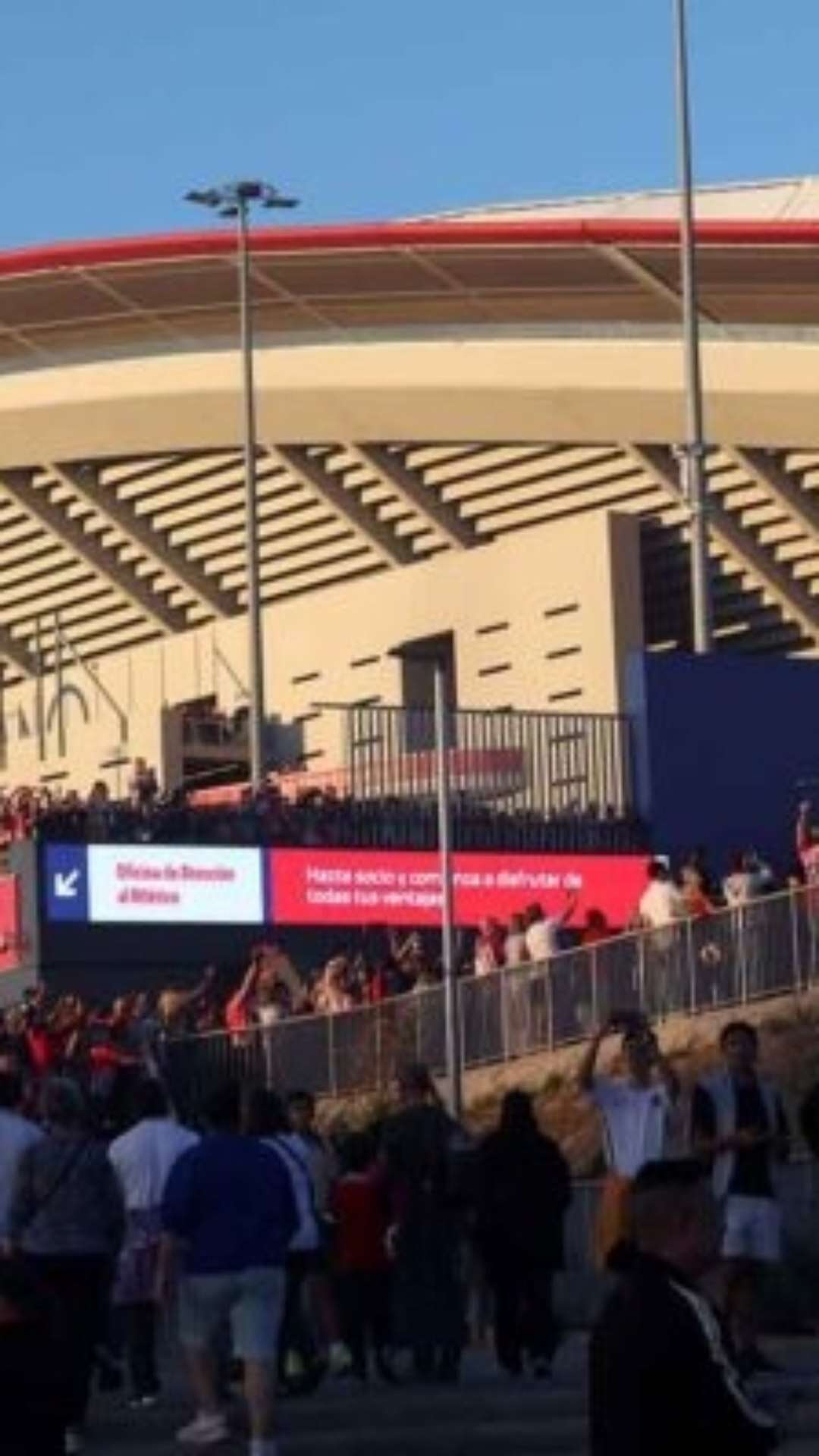 Atlético de Madrid proíbe venda de ingressos para torcedores que frequentam setor do estádio