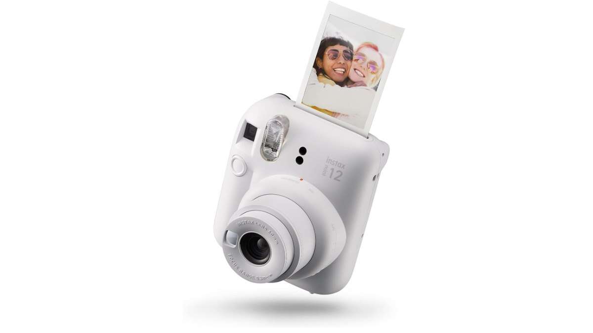 Conheça a câmera Instax Mini 12 que revela fotos na hora