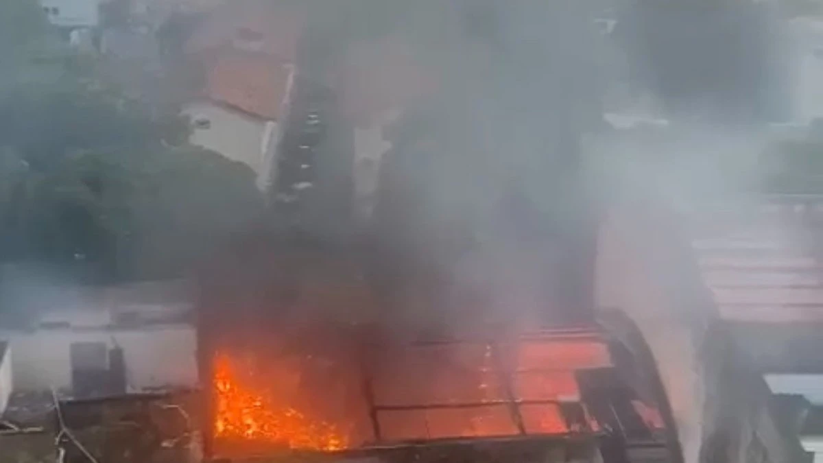 Teatro Valdemar de Oliveira, no Recife, pega fogo nesta quarta (7)