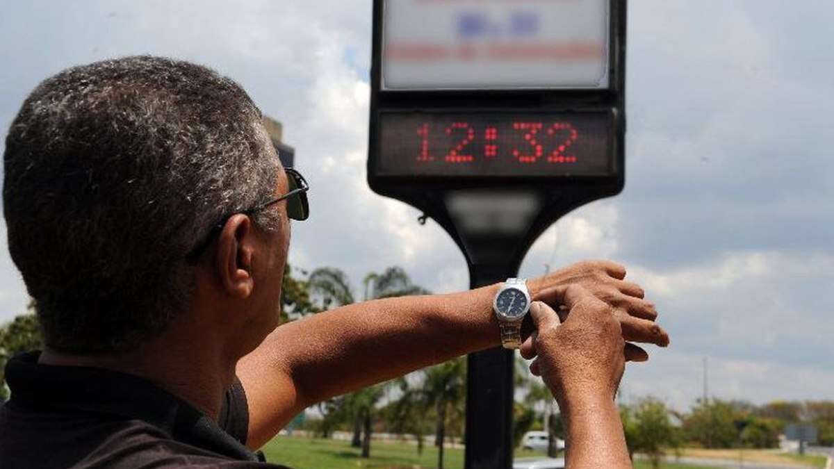 Horário de verão deve voltar em novembro caso chuvas não aumentem, diz ministro