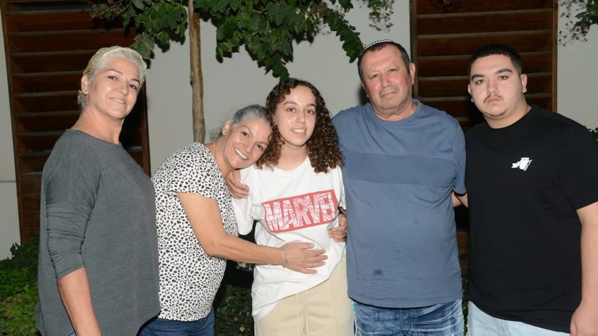 Vídeo: Refém resgatada pelas forças israelenses reencontra família