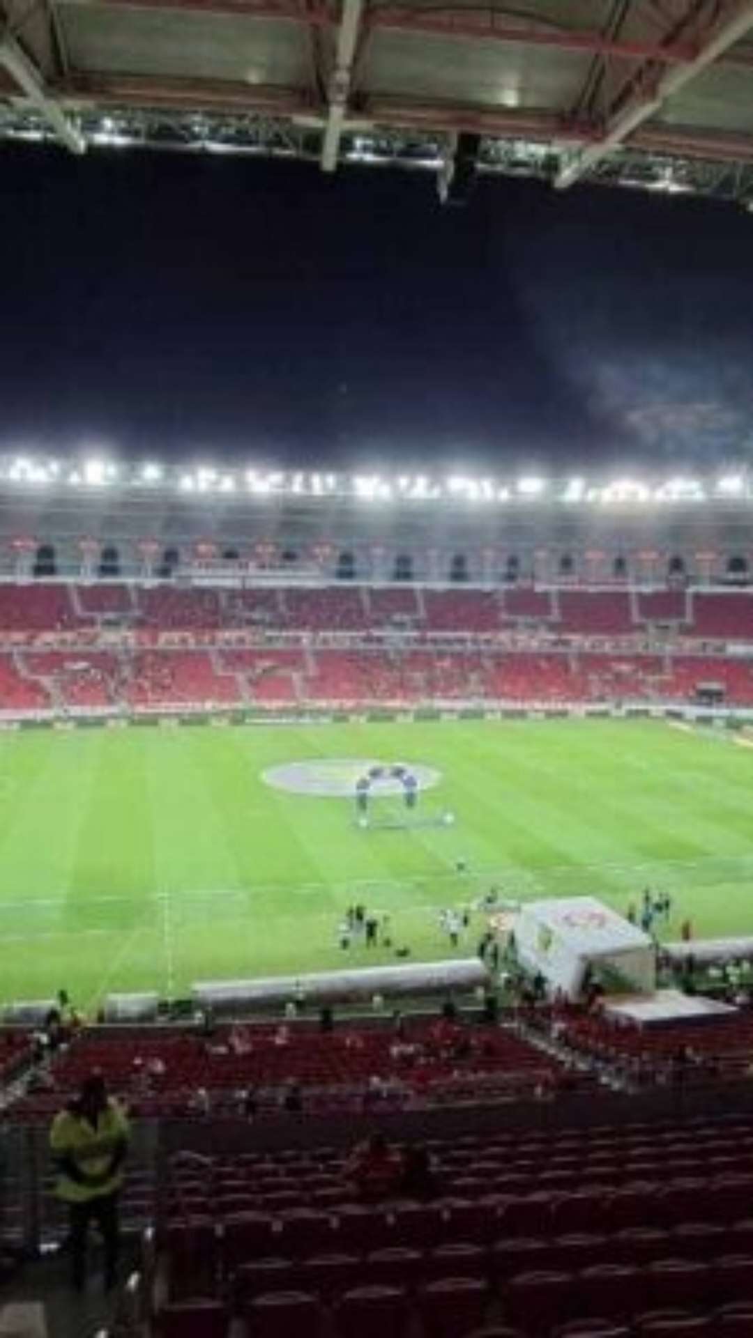 Internacional faz mudança no gramado do Beira-Rio ainda sob reflexos das enchentes