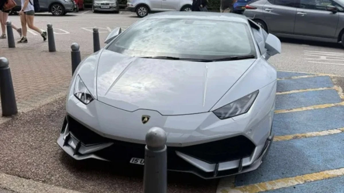 Motorista de Lamborghini reage após críticas por vaga especial
