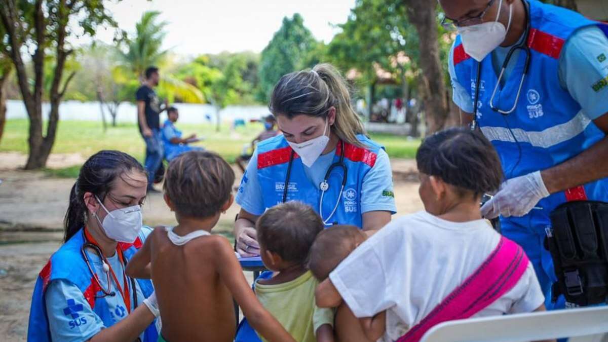 Unidades de saúde Yanomami têm esgoto a céu aberto e remédios vencidos