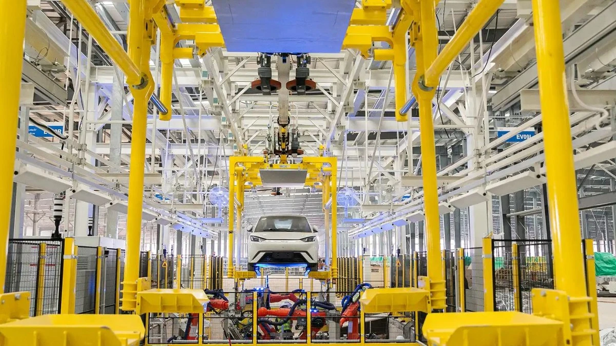 BYD inaugura primeira fábrica no Brasil e inicia produção local