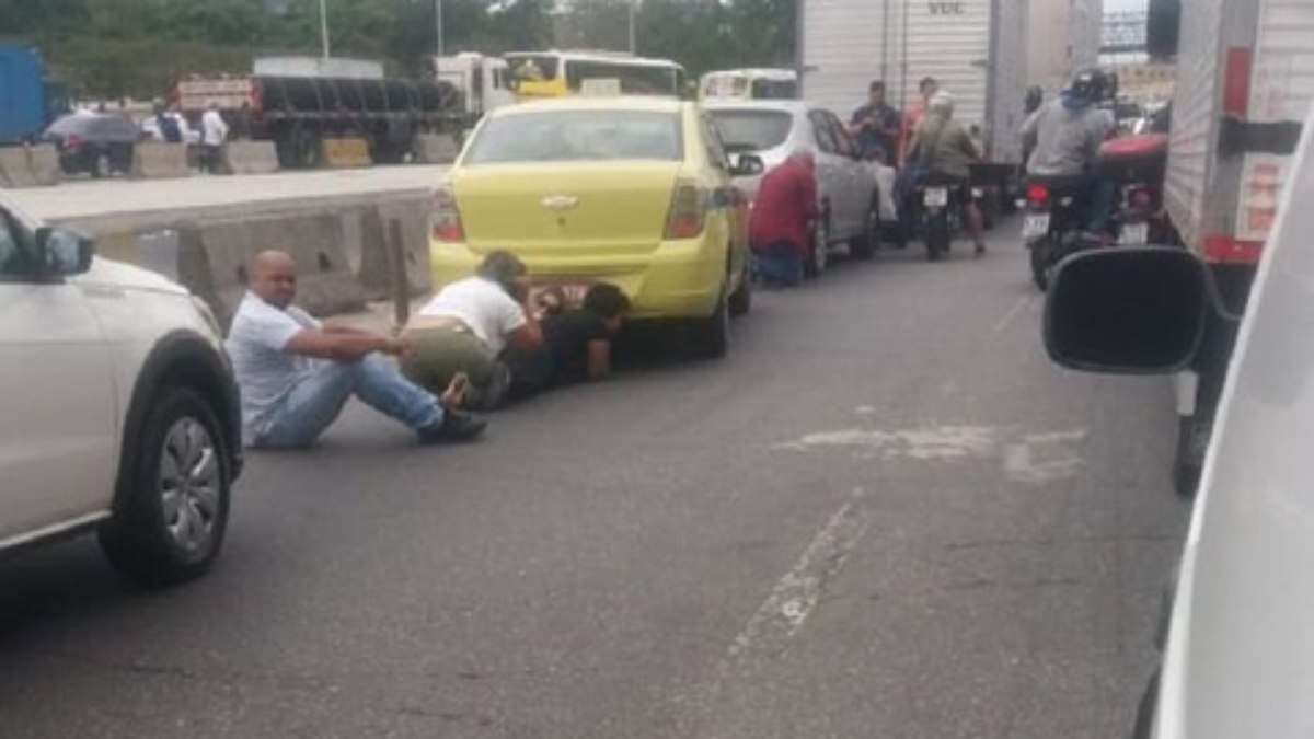 Ao menos uma pessoa morre e cinco são baleadas em tiroteio na Avenida Brasil