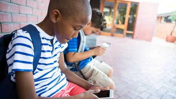 Dia das Crianças chegando: saiba se está na hora do seu filho ganhar um celular