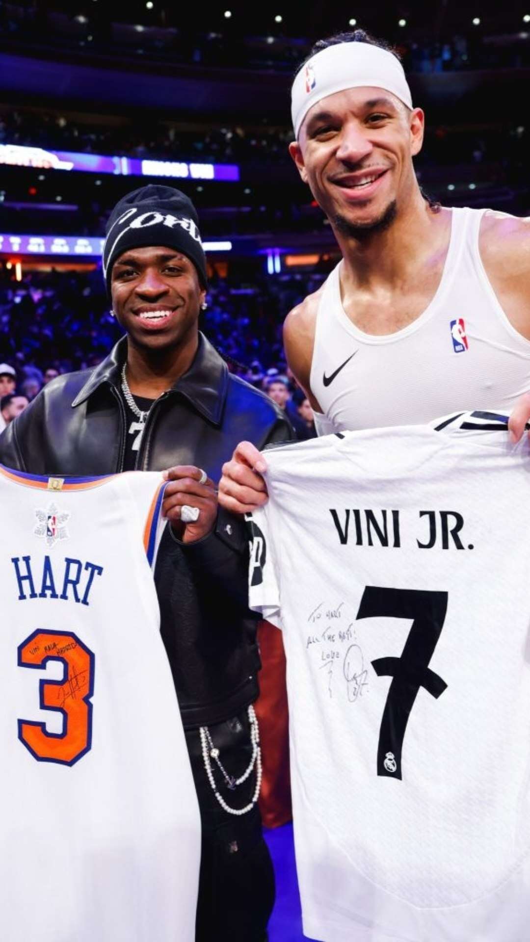 Vinícius Júnior assiste a jogo da NBA e troca camisas com jogador do New York Knicks