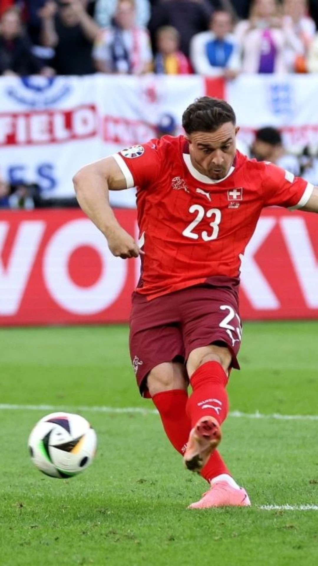 Terceiro maior artilheiro da Suíça, Xherdan Shaqiri anuncia sua aposentaria da seleção