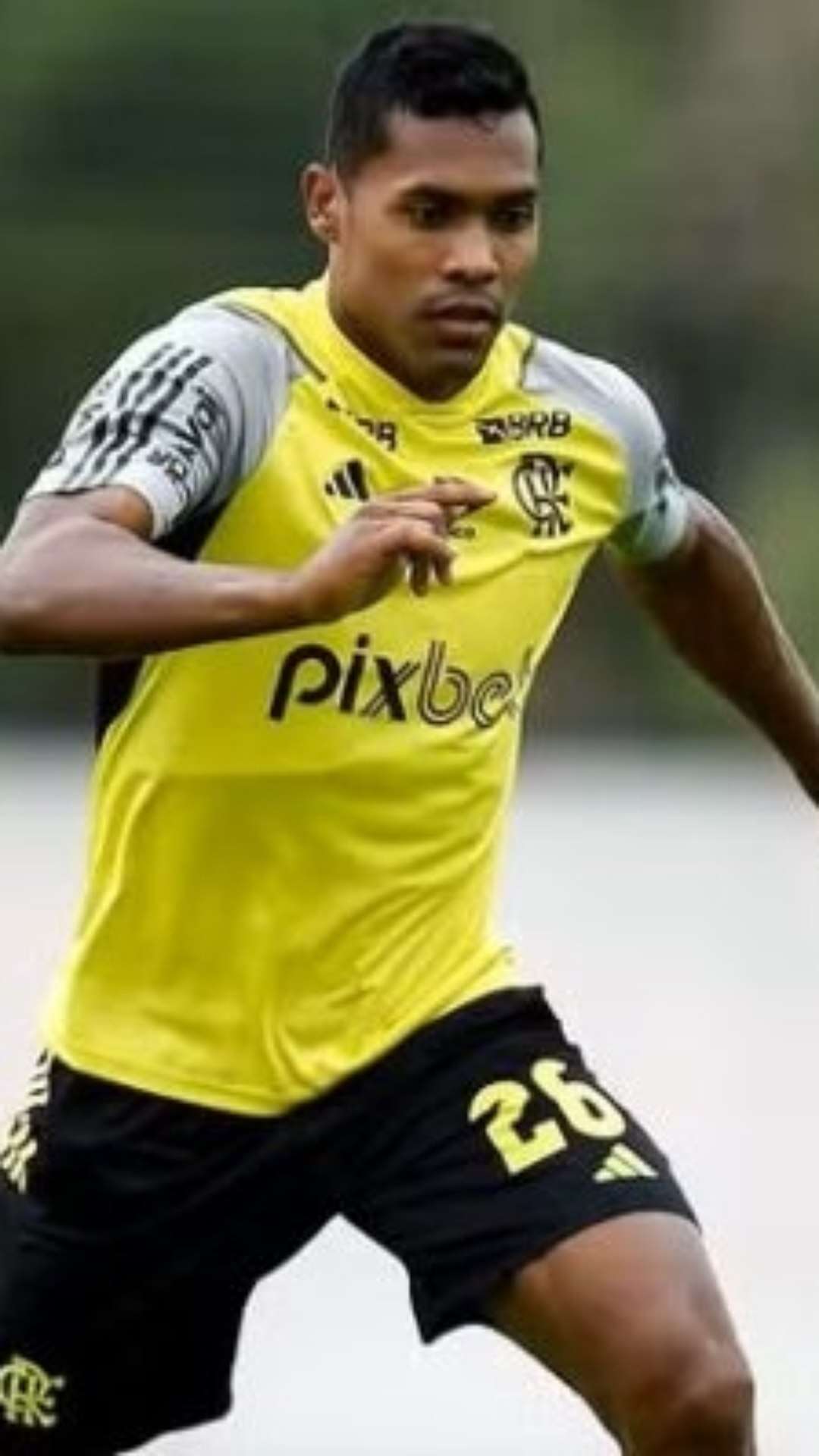 Alex Sandro volta a treinar com elenco do Flamengo