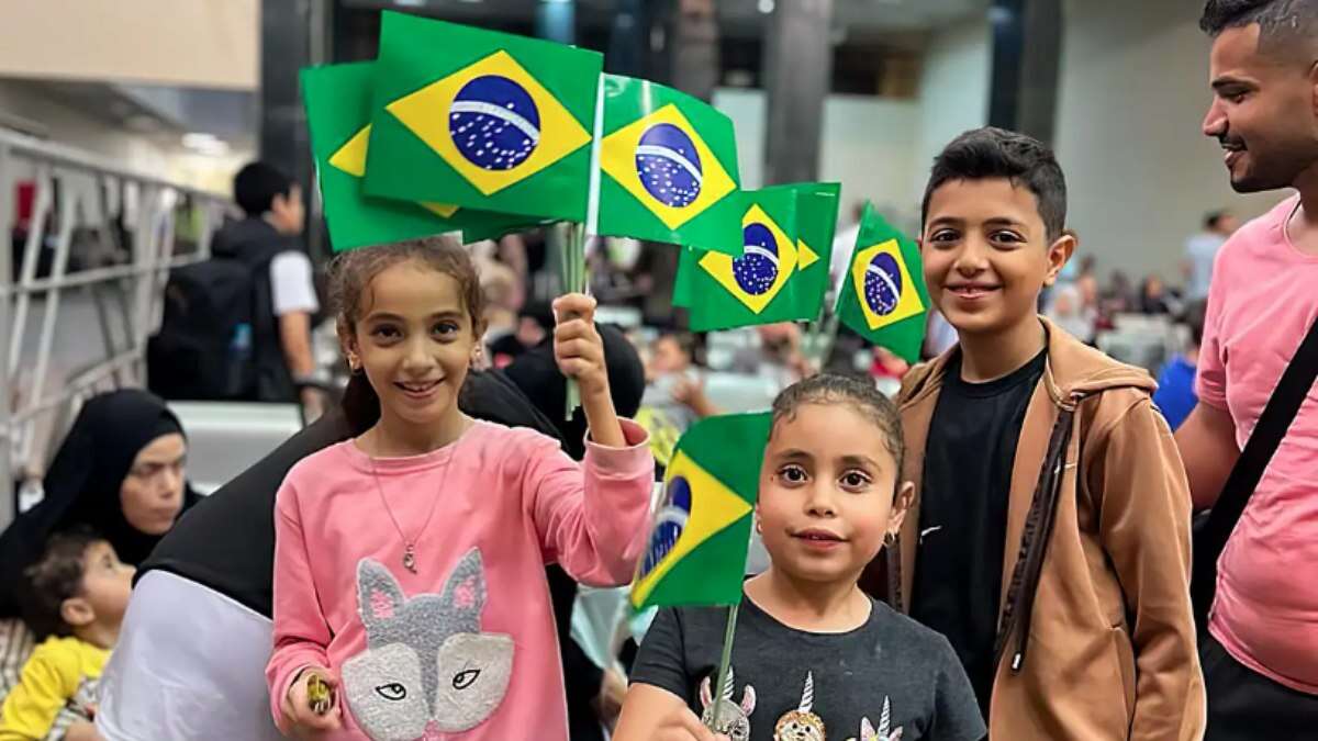 Grupo de brasileiros que estava em Gaza chega ao Brasil nesta segunda