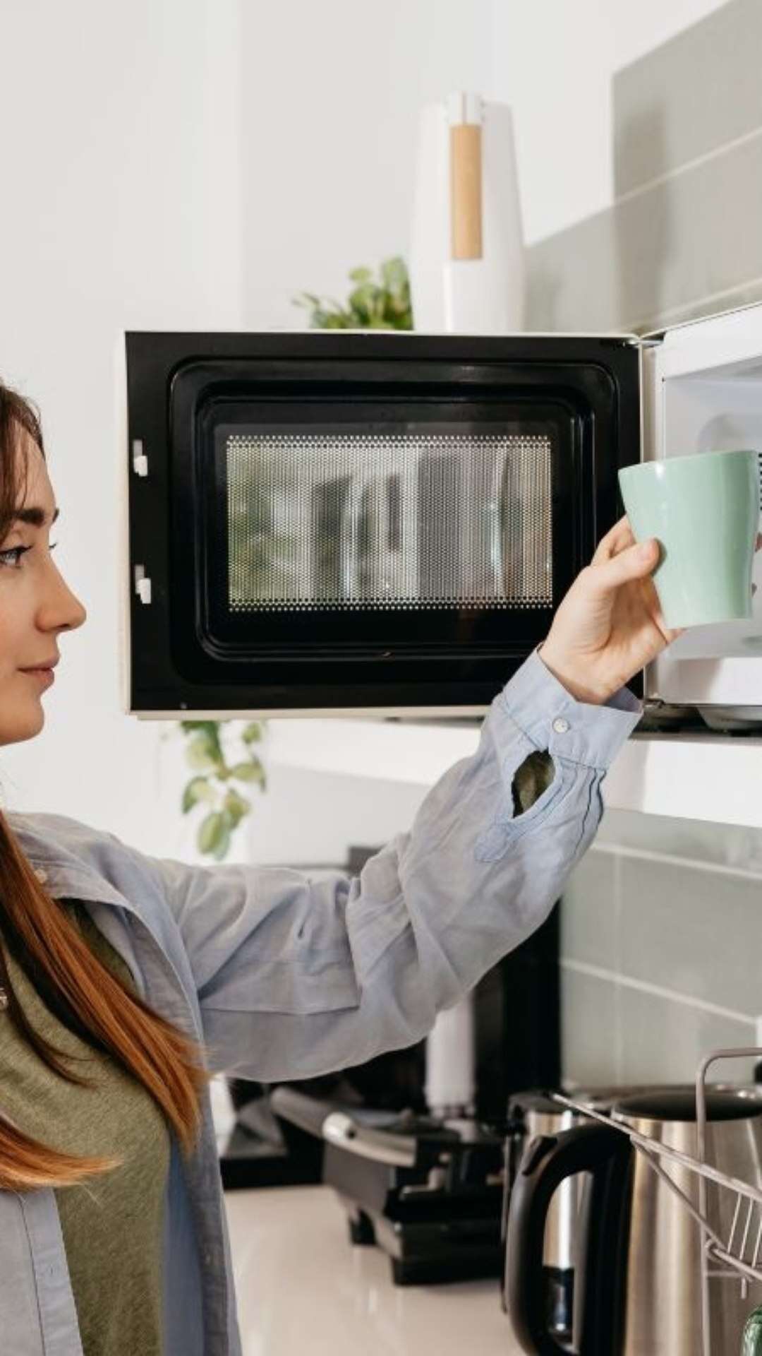 Esquentar comida no micro-ondas realmente causa câncer?