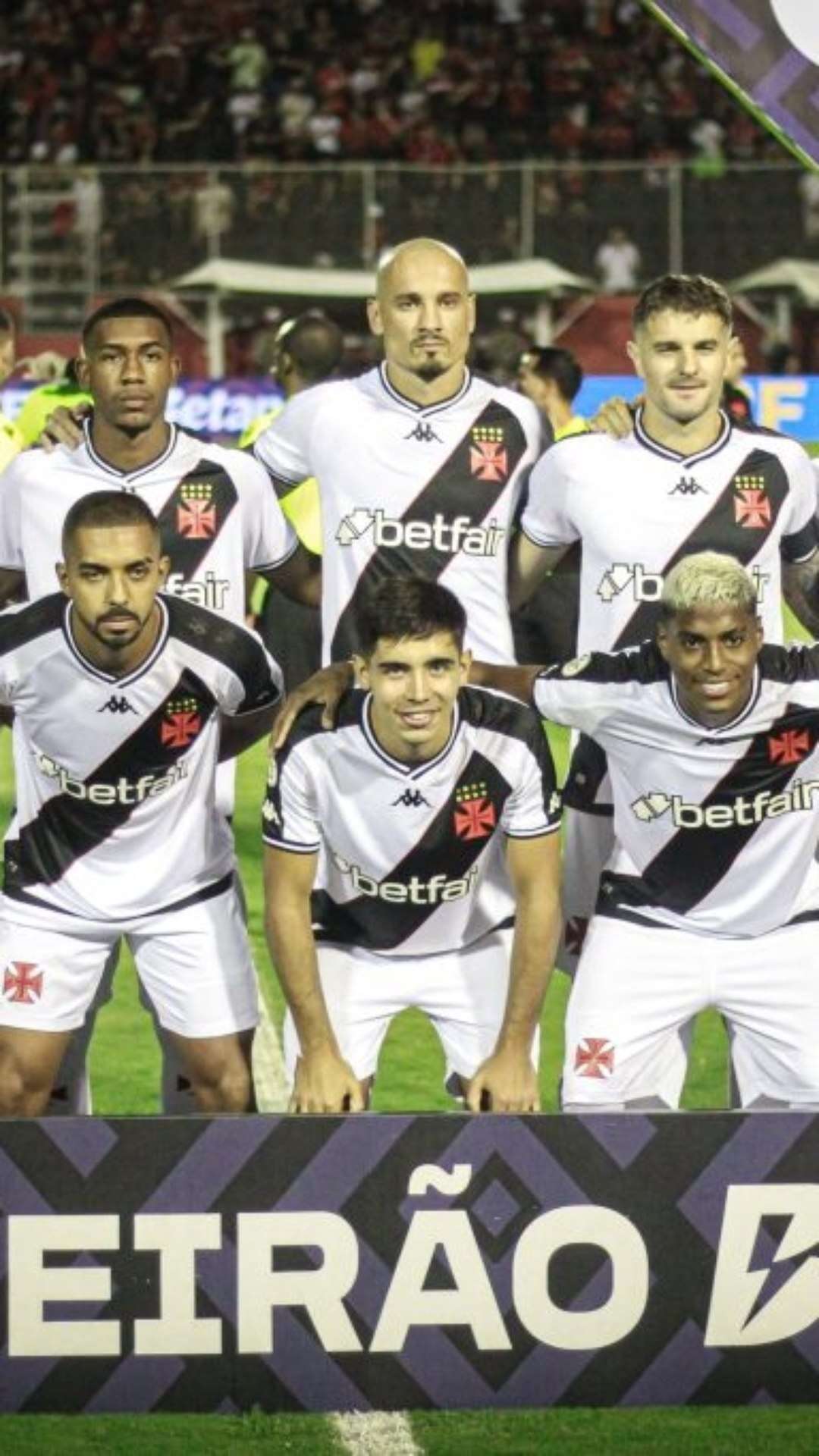 Vasco fecha a janela sem contratar zagueiro, mas ainda busca jogadores livres no mercado