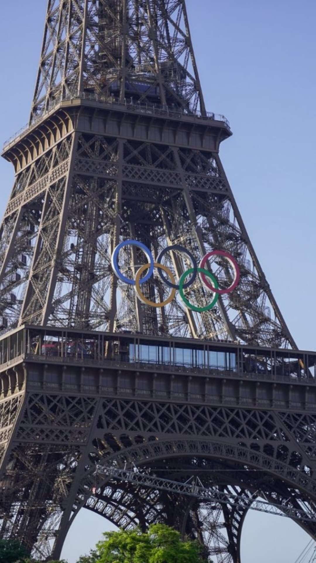 Está chegando a hora: Torre Eiffel tem anéis olímpicos instalados