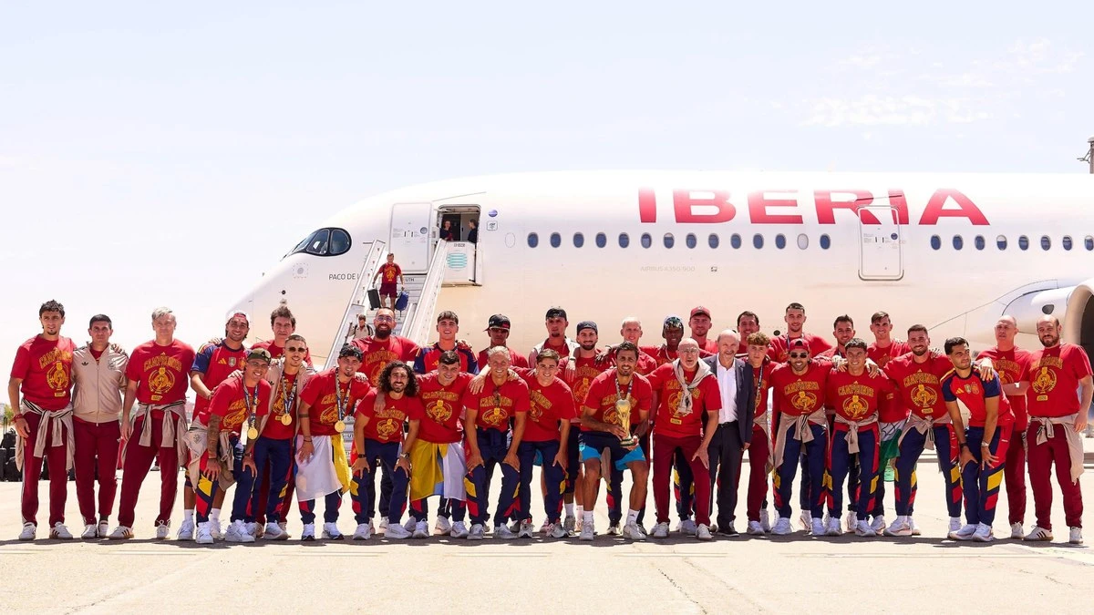 Espanha desembarca em Madrid com a taça da Copa do Mundo