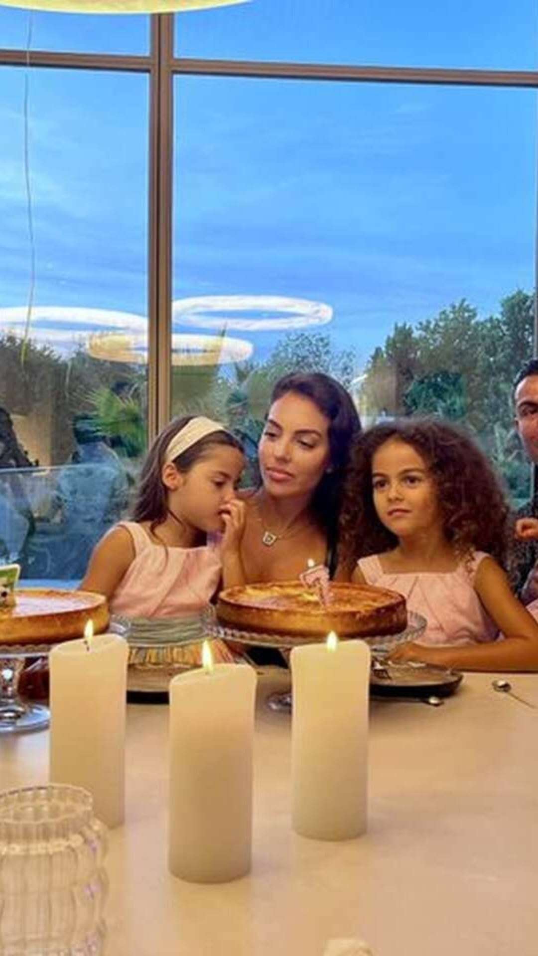 Cristiano Ronaldo posa com filhos durante amistosos de Portugal: ‘Família primeiro’