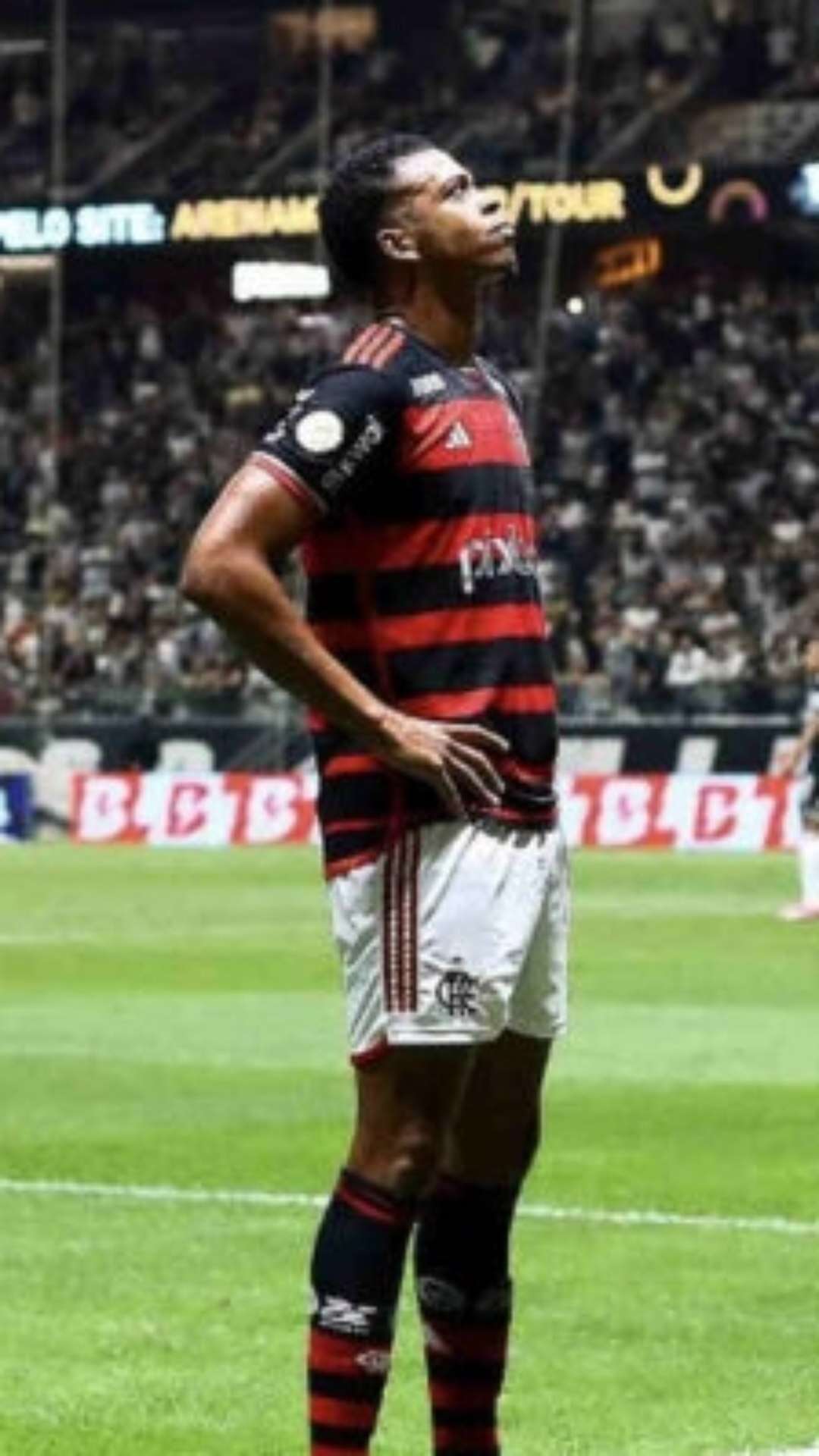 Carlinhos deixa futuro em aberto e despista: “Estou focado no Flamengo”