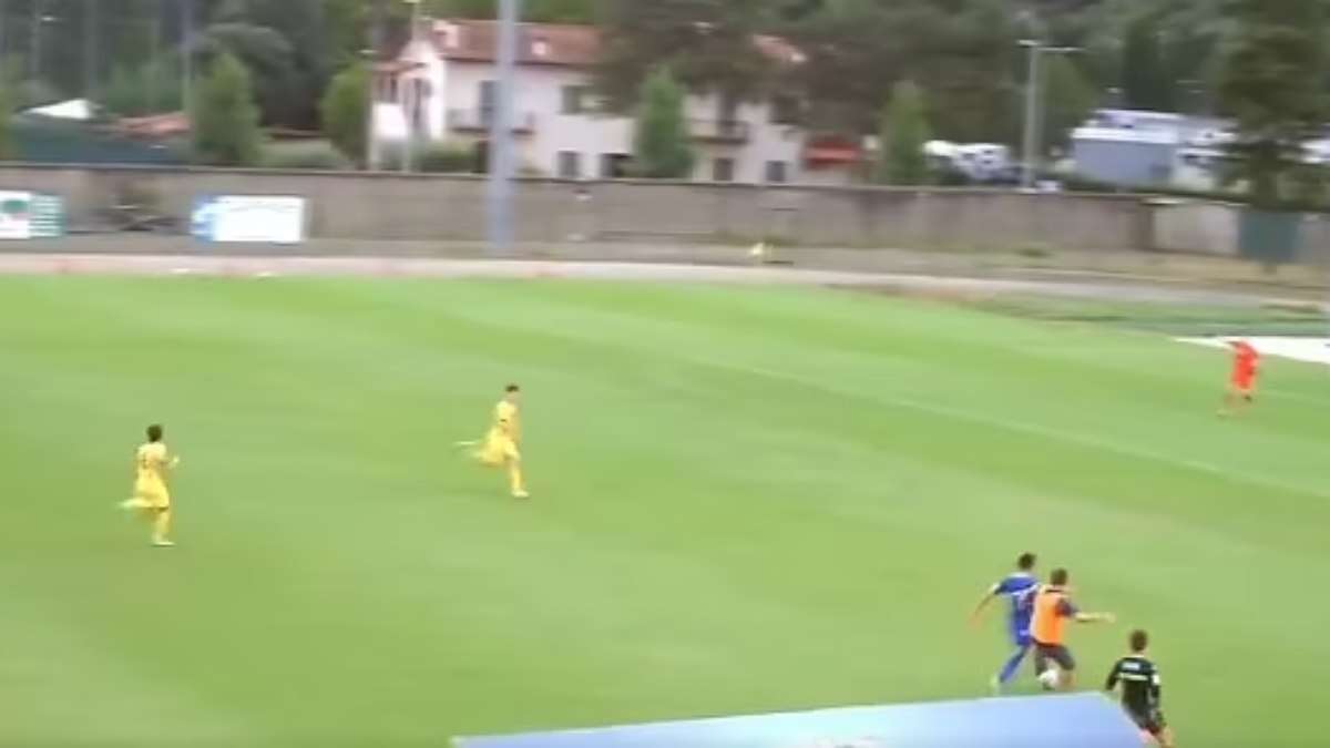 Técnico de clube italiano invade campo e para contra-ataque adversário; assista