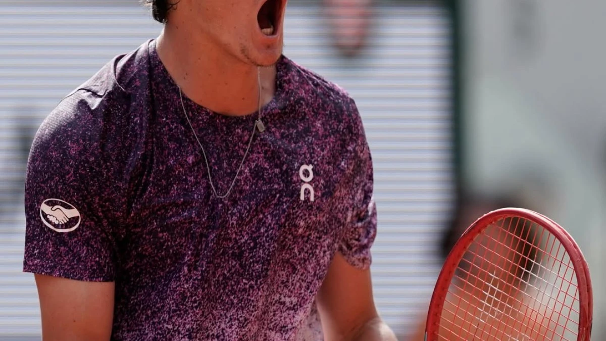 João Fonseca faz história, bate europeu e avança em Roland Garros